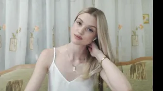 qeensgambit cute queen sucking penis