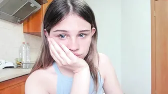 zxv777 crazy  girl  jerks off the anus in old age