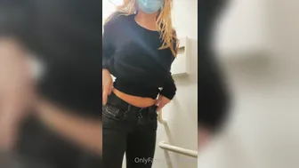 leolulu_xxx pounding her pussy with a big dildo