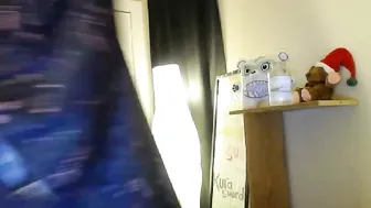 shy_diep Cute prankster shows her charms