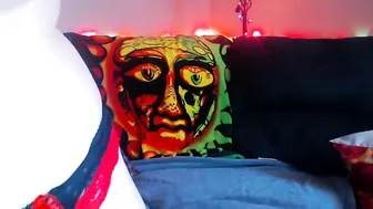 hotreds44 Thick mare pulls off with a dildo