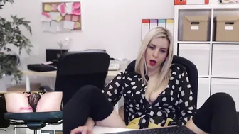 tiffany925 Busty chick gently pulls pussy