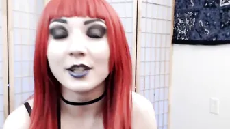 jessakitten Hot prostitute poses in shorts