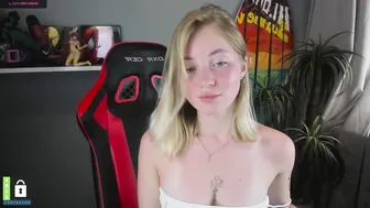 elisa_piere cute girl shows sexy body