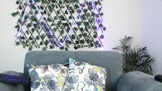 analiia_cox experienced slut caresses shaved cunt