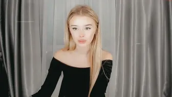 vallovecb burning leggy babe pulls clit