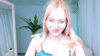 moni_shows lustful bitch demonstrates shaved holes