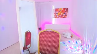 moni_shows busty brunette caresses shaved vagina