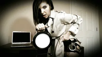 Stella_Von_Savage plump brunette masturbating pussy with her hand