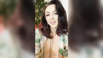 London Lix OF dancing naked and pulling pussy