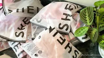 London Lix OF luxurious chick caresses lips sex