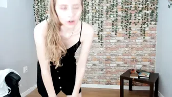 saskiadragon_ home julia squeezes her tits