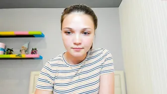 emma_fades undresses in front of the camera