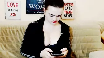 dolly_sun Teen beauty caresses shaved cunt