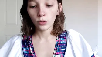 yungandfree0223 Web model fucks herself with a dildo