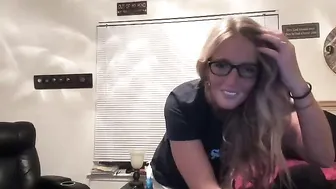 meetjena Hot babe fucks herself