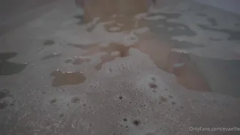 evaelfie  gorgeous way demonstrates big tits