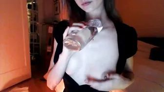 muffinmoon busty babe fucks herself in her pussy