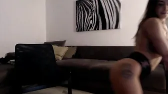 queenisback sexy babe showed her tits