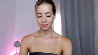 emmi_rosee gracious chica shows gorgeous body