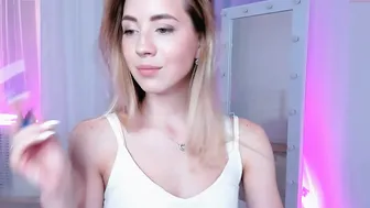 emmi_rosee jerks off and gets an incredible orgasm