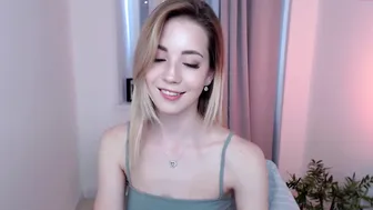 emmi_rosee cute slut jumps on a dildo