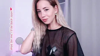 emmi_rosee cute slut caresses the vagina with fingers