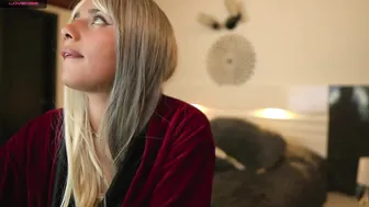 nina_mon gets an orgasm from jerking