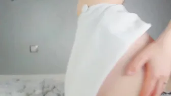 zoe_0 sweet babe masturbates on the bed