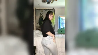 bigtittygothegg Entertaining chick