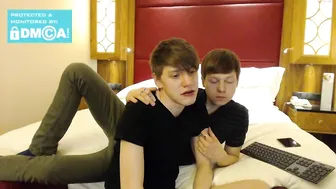 benningtons tasty babe fucks both holes