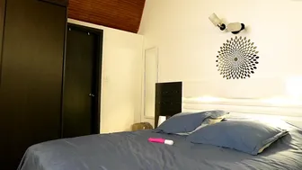 nina_mon with dildo relaxes her shaved vagina