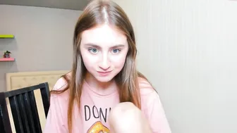 elizabeth_wong fiercely jerking off her fat pussy