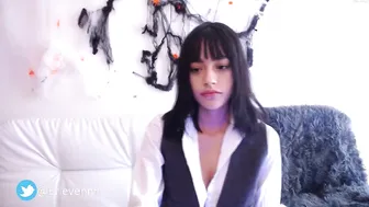 everlenn Juicy slut masturbates pussy
