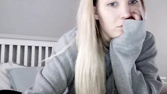 amberjade_uk Cute girl gently masturbates cunt