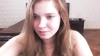 rayna_rose Pretty babe fucks herself