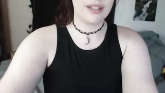 haylihaze Curvy female fucks both holes