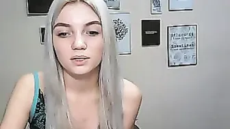 oliiii_cute Appetizing babe stiffens chocolate nest