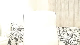 amberwtf Busty lady posing in fr