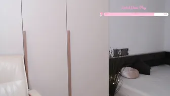 Valeria_green99 dancing naked and pulling pussy