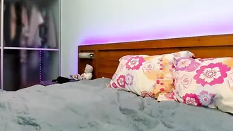 assylena Gorgeous model tightly stretches both holes.