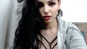 yasmin_hot Sweet chick fingers herself