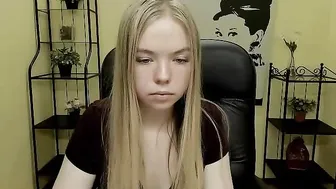 nikkishygirl Busty babe fucks herself in her pussy