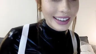eliselaurenne Playful lady fondles her finger