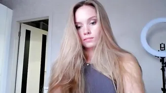 Ms_Lina dancing naked and pulling pussy