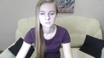 mollyfrost Sexy chick pulls juicy pussy