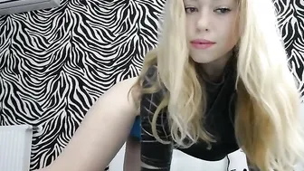 allissonhotbb Crazy lady masturbates shaved pussy