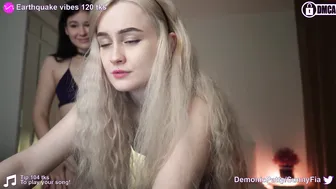 safinna naked cam beauty is played with nipples