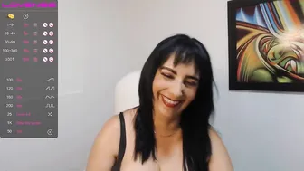 mom_xxx hot bitch passionately pulls pussy