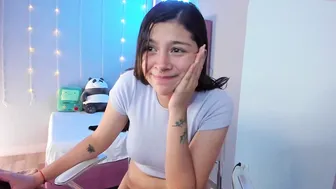 oh_holly beautiful  cam girl  plays with sex toy